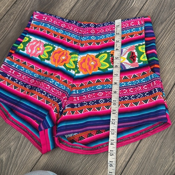 Colorful Patterned Shorts size medium - Picture 11 of 11